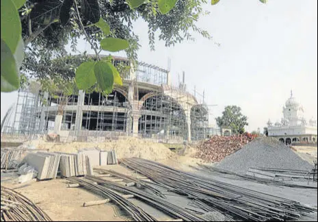  ??  ?? A new building being constructe­d near Gurdwara Sant Ghat in Sultanpur Lodhi.