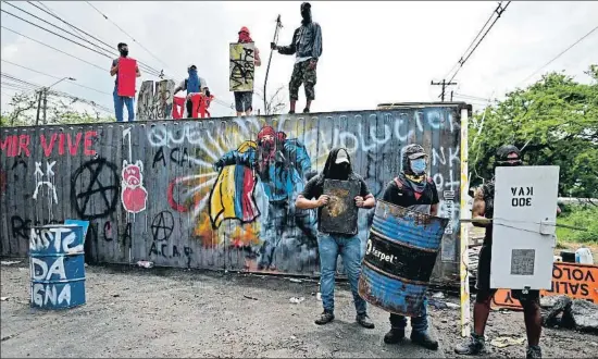  ?? LUIS ROBAYO / AFP ?? Manifestan­ts antigovern­amentals bloquejant ahir una carretera a Yumbo