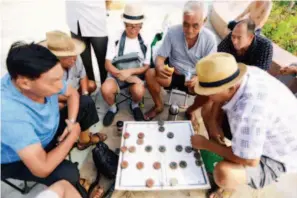  ??  ?? Chess is a favorite among the elderly “migrant birds” in Sanya. CFP