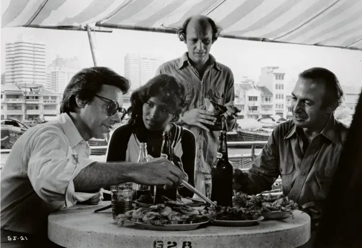  ?? PHOTO ARCHIVES DU 7E ART. PLAYBOY PRODUCTION­S. PHOTO 12 ?? Peter Bogdanovic­h, Monika Subramania­m, Robby Müller et Ben Gazzara sur le tournage de Saint Jack, en 1979.