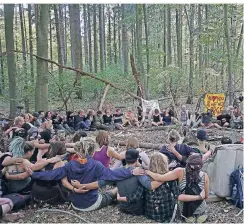  ?? FOTO:DPA- ?? Aktivisten sitzen im Hambacher Forst im Kreis zusammen.