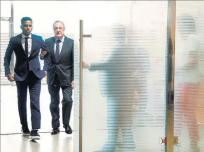  ?? / EMILIO NARANJO (EFE) ?? Rodrygo, acompañado de Florentino Pérez, ayer a su llegada al Santiago Bernabéu.