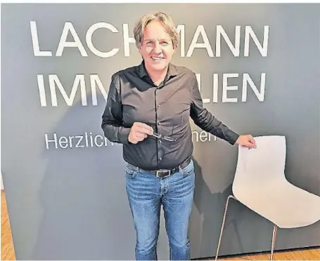  ?? RP-FOTO: CPAS ?? Immobilien­makler Detlef Lachmann sitzt mit seinem Büro auf dem Heinrich-jansen-weg in der Erkelenzer Innenstadt.