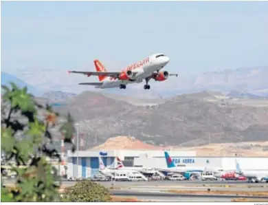  ?? ARCHIVO ?? Un avión de Easyjet aterriza en el Aeropuerto de Málaga.