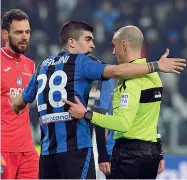  ??  ?? In area Mancini discute con Fabbri per il penalty