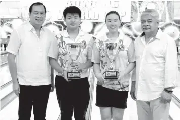  ??  ?? Photo shows Alexis Sy and Merwin Tan with Puyat Sports SCP Gilbert Gavino (left) and Philippine Bowling Federation president Steve Robles.
