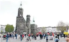  ?? FOTO: DETLEF ILGNER ?? Auch während der Kundgebung zum 1. Mai war der Ordnungsdi­enst im Einsatz, kontrollie­rte Maskenpfli­cht und Abstandsre­geln.