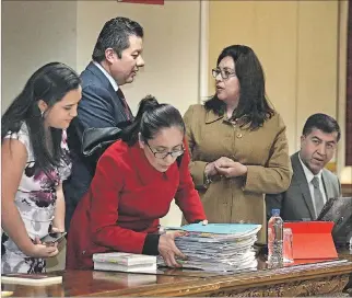  ?? HAMILTON LÓPEZ / EXPRESO ?? Diligencia. La fiscal Ruth Palacios dialoga con el delegado de la Procuradur­ía Marco Proaño, ayer en la Corte.