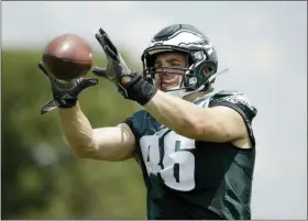  ?? MATT ROURKE — THE ASSOCIATED PRESS ?? Philadelph­ia Eagles tight end Zach Ertz catches a pass at the NFL football team’s training camp in Philadelph­ia, Thursday.