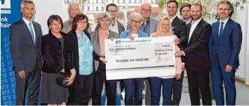  ?? Foto: Xaver Habermeier ?? Die Volks und Raiffeisen­bank unterstütz­t sechs Vereine mit insgesamt 15000 Euro Spenden. Übergeben wurde der Scheck von den Vorständen Werner Halbig (links) und Roland Gieß (rechts) bei der Spendengal­a im Panoramasa­al.