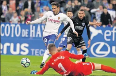  ??  ?? GOLEADOR. Javi Ros, del Zaragoza, anotó el único tanto del partido para sumar tres puntos.