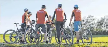  ?? FOTO: FRAMEWORKS FILMPRODUK­TION RAVENSBURG ?? Team Enerquinn beim Biketraini­ng mit Daniel Gathof.