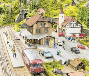  ?? FOTO: JÜRGEN WISCKOW ?? Der historisch­e Bahnhof der württember­gischen Gemeinde Honau als Modell der Wangener Firma Noch: Die ganze Welt „en miniature“.