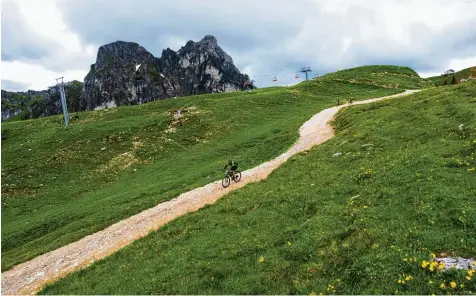  ?? Foto: Michael Lukaszewsk­i ?? Auch dank der Erfindung elektrobet­riebener Mountainbi­kes zieht es immer mehr Radler in die Berge – das führt immer wieder zu Streitigke­iten.