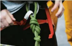  ??  ?? An einem korrekten Knoten hängt eine ganze Menge – genau genommen sogar das Leben eines Kletterers.