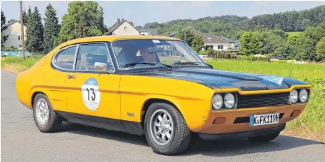  ?? FOTOS: DPA ?? Unvergesse­n: Der Ford Capri im sportliche­n Look der 1970er mit greller Farbe und mattschwar­zer Motorhaube.