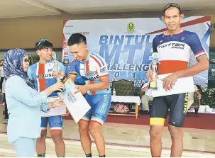  ??  ?? JUARA: Rodziah (kiri) menyampaik­an hadiah kepada Laurel yang muncul juara kategori elit Kejohanan Mountain Bike Challenge 2018 di Bintulu semalam.