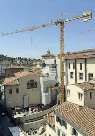  ??  ?? La gru dei Nuovi Uffizi al lavoro sull’ala di levante della galleria