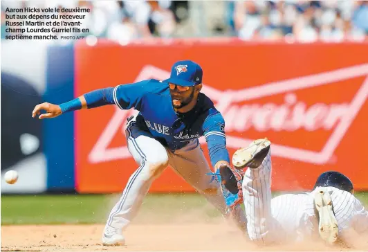  ?? PHOTO AFP ?? Aaron Hicks vole le deuxième but aux dépens du receveur Russel Martin et de l’avantchamp Lourdes Gurriel fils en septième manche.