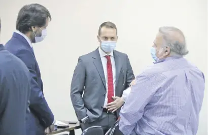  ??  ?? El abogado Carmelo Caballero y Óscar González Daher conversand­o antes el inicio de la audiencia de ayer.