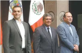  ?? LEONEL ROCHA El mandatario (centro) con el líder panista y el coordinado­r legislativ­o. ??