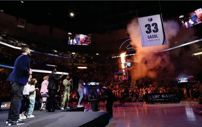  ?? ?? MOMENTO MÁGICO
Marc y parte de su familia ven como sube su camiseta en el Fedex Forum, en el instante más emotivo de toda la ceremonia.