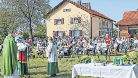  ?? FOTO: HAFI ?? Vikar Jens Brückner hat den Gottesdien­st des Musikverei­ns Ellenberg bei der Funkstelle vor rund 250 Gläubigen zelebriert. Daran anschließe­nd waren ein Frühschopp­en und Mittagstis­ch angesagt.