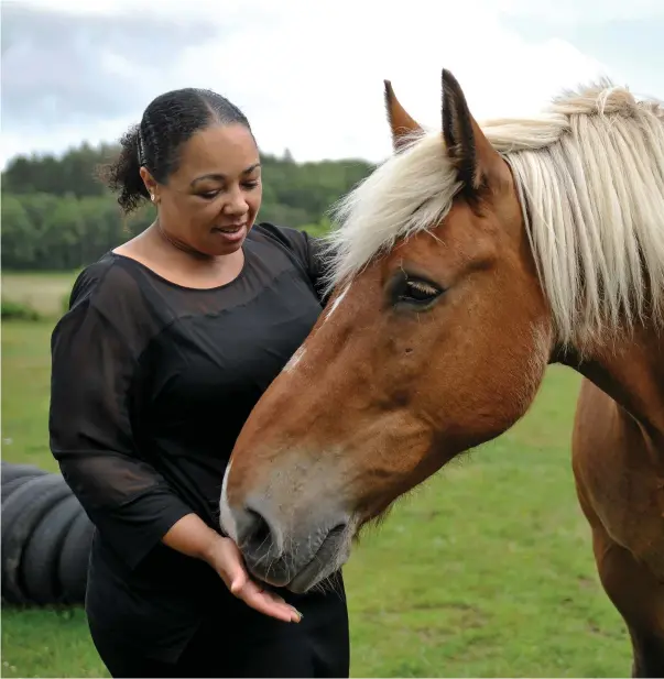  ??  ?? Denise
Efter att Ann-charlotte Addo drabbats av utmattning­ssyndrom var det först när hästarna kom in i rehabilite­ringen som hon började hitta tillbaka till friskhet och glädje. ”Genom ridningen fick jag fokusera på annat än att jag var sjuk”, säger hon.