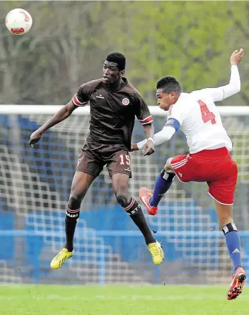  ??  ?? A-Junioren-Bundesliga 2013: St. Paulis Kwasi Okyere Wriedt (l.) gegen HSV-Kapitän Jonathan Tah