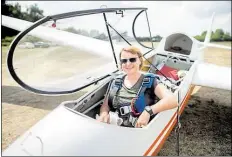  ?? DPA-BILD: DITTRICH ?? Pilotin Astrid Angermann sitzt in einem Segelflugz­eug auf einem Flugplatz nahe Ramlingen.