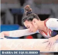  ??  ?? UNA FINAL DE ORO Sunisa Lee empezó algo rezagada en el salto (14,600), pero mejoró notablemen­te en asimétrica­s (15,300, la mejor marca de la final). En de equilibrio hizo 13,833 (segunda mejor puntuación) y en suelo hizo 13,700 (tercera). Al final, sumó 57,433, superando a la brasileña Rebeca Andrade (57,298) y a la rusa Angelina Melnikova (57,199).