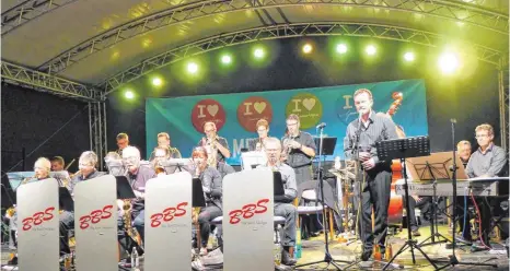  ?? FOTOS: ELISABETH WEIGER ?? Die Big Band Bad Saulgau gibt zur Eröffnung des umgebauten Gammerting­er Schlosspla­tzes ein Jazzkonzer­t.