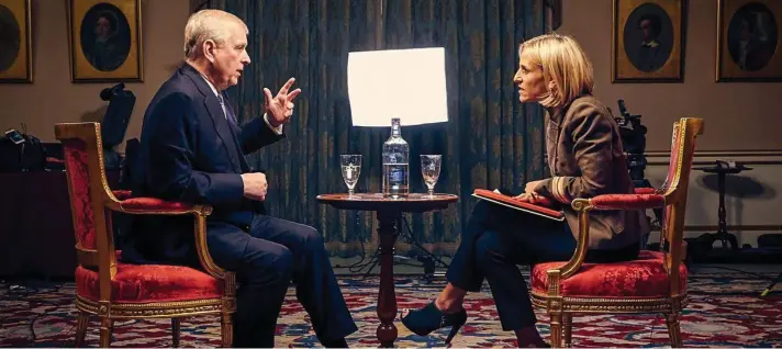  ?? ?? ► Príncipe Andrés con la periodista Emily Maitlis en la entrevista del 2019 en BBC.