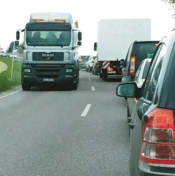  ?? Foto: Simone Bronnhuber ?? Am Montag bildeten sich bei Wertingen längere Staus. Dort wurde die Fahrbahn im Einmündung­sbereich der Staatsstra­ße 2033 zur Dillinger Straße westlich von Wertingen auf Höhe des Freibads erneuert.