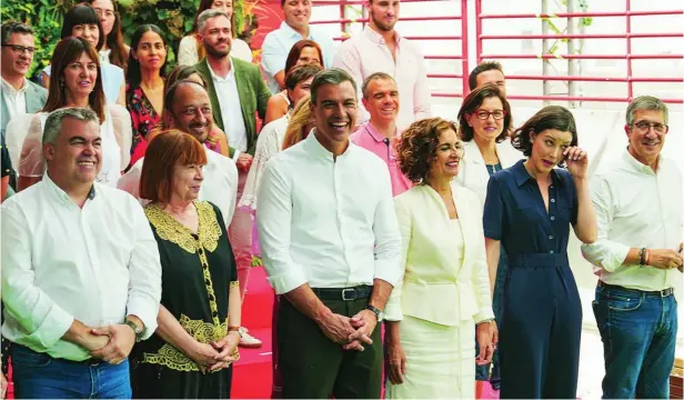  ?? DAVID JAR ?? Pedro Sánchez y su Ejecutiva, en el Comité Federal del PSOE del pasado sábado