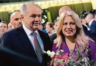  ?? FOTO ČTK ?? Končící prezident Andrej Kiska v březnu blahopřál Zuzaně Čaputové po sečtení většiny hlasů