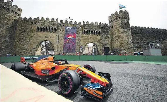  ?? FOTO: GETTY ?? Fernando Alonso fue sexto en la primera jornada de entrenamie­ntos libres del GP de Azerbaiyán de F1, otro día en el que el MCL33 exhibió su falta de punta en rectas largas