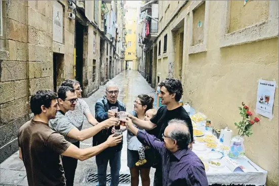  ?? ÀLEX GARCIA ?? Veïns del Raval van celebrar ahir amb un vermut el primer aniversari del tancament dels narcopisos del carrer d’En Roig