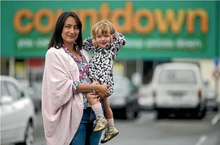  ?? JOHN COWPLAND ?? Catalina Osorio and her daughter Antonia, 2, were on the receiving end of abuse in a supermarke­t car park.