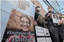  ?? SAKCHAI LALIT THE ASSOCIATED PRESS ?? Activists hold photos of Thai dissident Wanchalear­m Satsaksit for a rally in front of Cambodian Embassy in Bangkok.