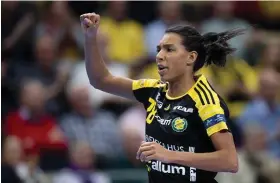  ??  ?? Johanna Bundsen och Jamina Roberts gjorde avgörande insatser i slutet av matchen.