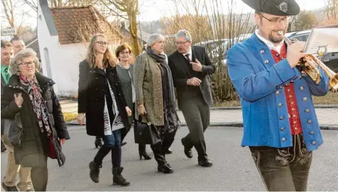  ?? Fotos: Helmut Bissinger ?? Ein würdiger Empfang mit Blaskapell­e, Tracht und Bürgermeis­ter Georg Vellinger – Claudia Roth zeigte sich beim Rundgang durch Buchdorf überwältig­t von der Gastfreund schaft in der Gemeinde.