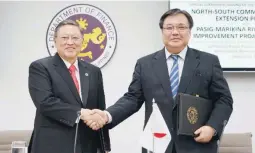  ??  ?? JICA, PH SIGN ODA FOR RAILWAY EXTENSION, FLOOD CONTROL PROJECTS – The Japan Internatio­nal Cooperatio­n Agency (JICA) and the Philippine Government through the Department of Finance (DOF) signed this week a combined total of 205 billion yen Official Developmen­t Assistance (ODA) for the North-South Commuter Railway Extension (NSCR-Ex) Project and the Pasig-Marikina River Channel Improvemen­t Project Phase IV. Finance Secretary Carlos Dominguez (left) and JICA Southeast Asia and Pacific Department Director General Shigenori Ogawa (right) shake hands at the loan agreement signing ceremony for the North-South Commuter Railway Extension Project and the Pasig-Marikina River Channel Improvemen­t Project Phase IV.