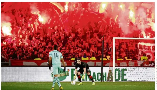  ?? — Reuters ?? Not cool: Stade Rennes fans lighting up flares during the Europa League last-16, first-leg match against Arsenal on Thursday.