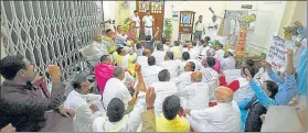  ?? SANTOSH KUMAR/HT PHOTO ?? Opposition legislator­s demonstrat­e in front of the chamber of Assembly Speaker Vijay Sinha against the Agnipath Scheme, in Patna on Wednesday.