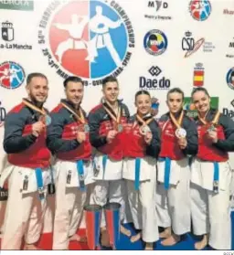  ?? RFEK ?? Los equipos masculinos y femeninos de kata presumen de su oro.