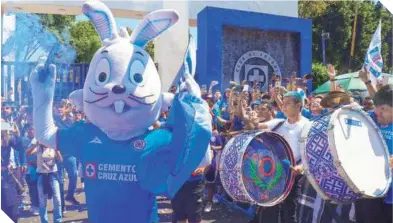  ?? ?? Blu, la mascota del club, se unió a los cánticos y porras.