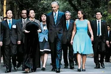  ?? JIM WATSON/GETTY-AFP ?? President Barack Obama visits with the chairwoman of Vietnam’s National Assembly, Nguyen Thi Kim Ngan, left foreground, and others in Hanoi on Monday, when Vietnam’s president promised more sweeping access to its strategic ports.
