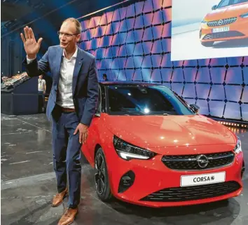  ?? Foto: Arne Dedert, dpa ?? Das läuft: Michael Lohschelle­r hat geschafft, was lange unmöglich schien. Der Manager hat Opel in ein profitable­s Unternehme­n verwandelt. Den Elektro-Corsa im Bild gibt es für rund 30 000 Euro.