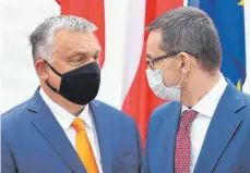  ?? FOTO: CZAREK SOKOLOWSKI/DPA ?? Mateusz Morawiecki (re.), Premiermin­ister von Polen, und sein ungarische­r Amtskolleg­e Viktor Orbán lehnen das EU-Paket ab.